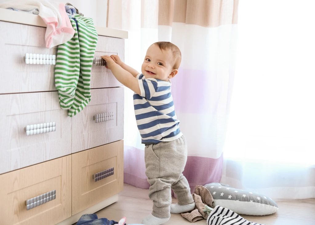 biało-brązowa komoda dla niemowlaka