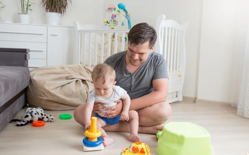 co potrafi 1- miesięczne dziecko zabawa taty z synem