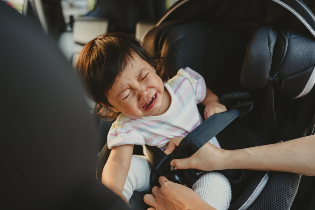 Dziecko płacze w foteliku samochodowym